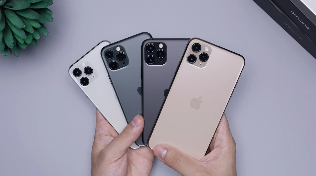 uma pessoa segurando os melhores modelos de iphones de alta qualidade
